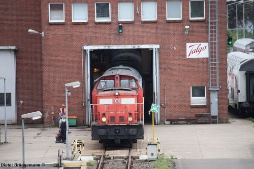Ausfahrt der Werklok,
daneben das Talgo-Werksschild