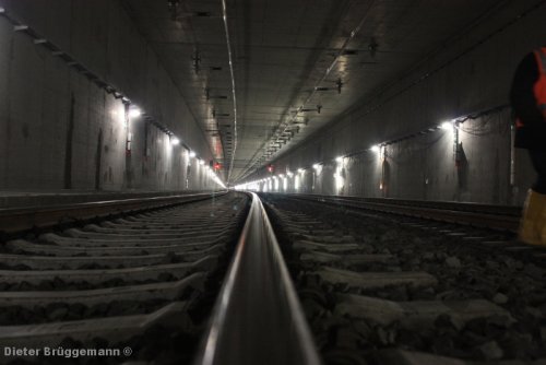 Im Tunnel der Neubaustrecke,
Blick in Richtung Osten