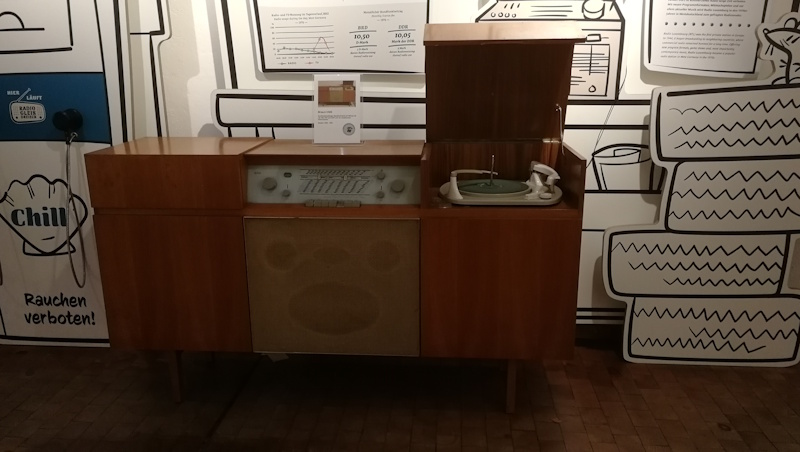 Eröffnung Radio Gleisdreieck - Musiktruhe Braun