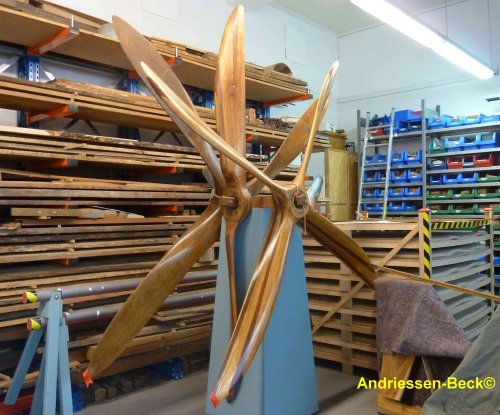 Die abgebrochenen Spitzen der Holzpropellerblätter sind durch Ersatzstücke aus ähnlichen Blättern hervorragend passgenau von Imre Varga ersetzt worden. Um ein Gefühl für das Flugzeug zu erhalten,
hat er für sich zu Hause ein Holzmodell der Pfalz DVIII entwickelt,
inklusive einer Holzattrappe des Motors.