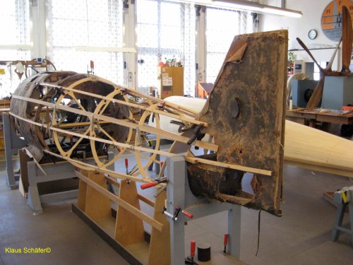 Der Rumpf der Pfalz wird in der Werkstatt für die Aufarbeitung vorbereitet
