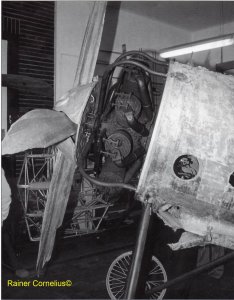 Der Siemens-Halske SH 3 Umlaufmotor vor der Restaurierung,
noch im Flugzeug eingebaut,
im Jahr 2000