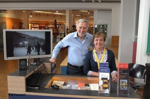 Eine unserer freundlichen Besatzungen des Info-Standes im Technikmuseum