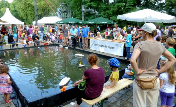 Schiffsmodelle im Kinderbecken