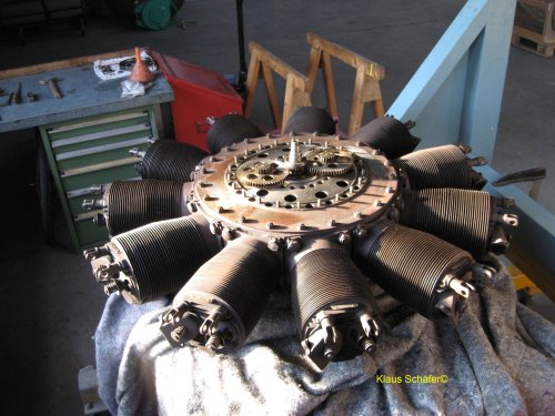 Der für die Restaurierung demontierte Motor der Pfalz