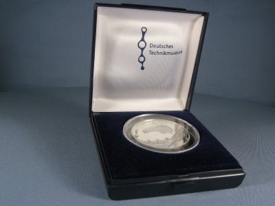 Etui mit Medaille in der Hartschale